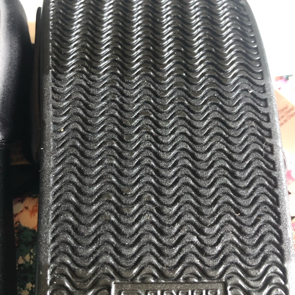 🛑⚠️ SOLD 6.1.22 ⚠️🛑 
VS comfy sole black satin bow with flowered carry bag NWT - Picture 4 of 8